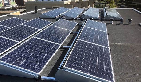 Zonnepanelen op plat dak